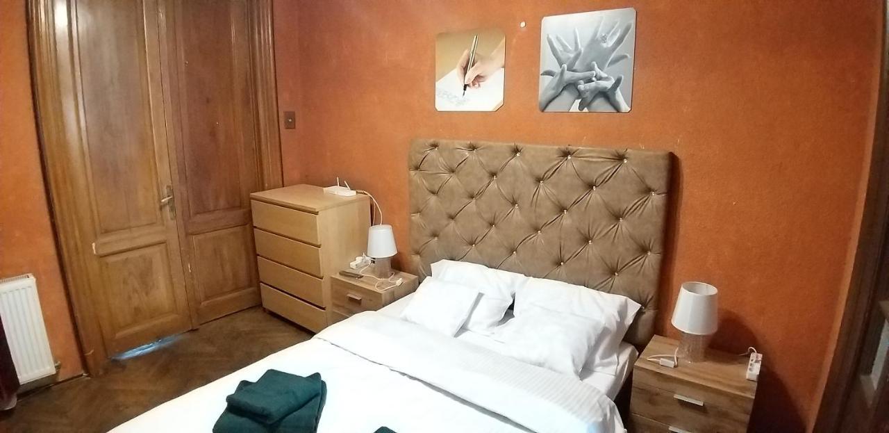 Domum Unirea, Across The Street Of Old City Center Bukares Bagian luar foto