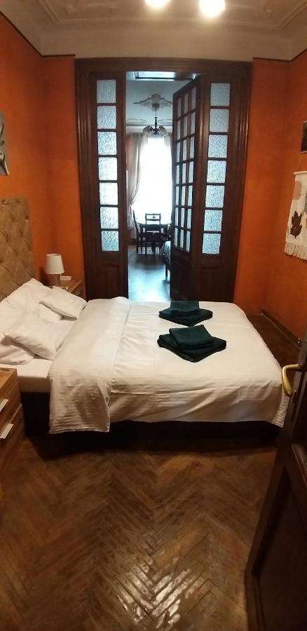 Domum Unirea, Across The Street Of Old City Center Bukares Bagian luar foto