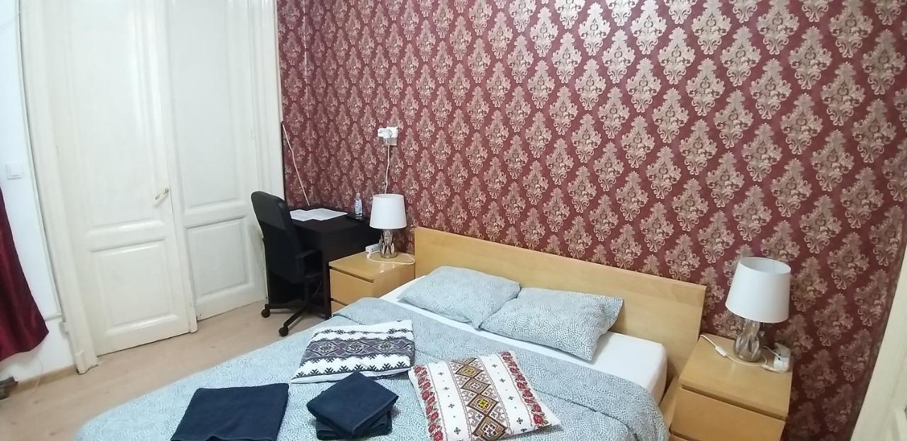 Domum Unirea, Across The Street Of Old City Center Bukares Bagian luar foto
